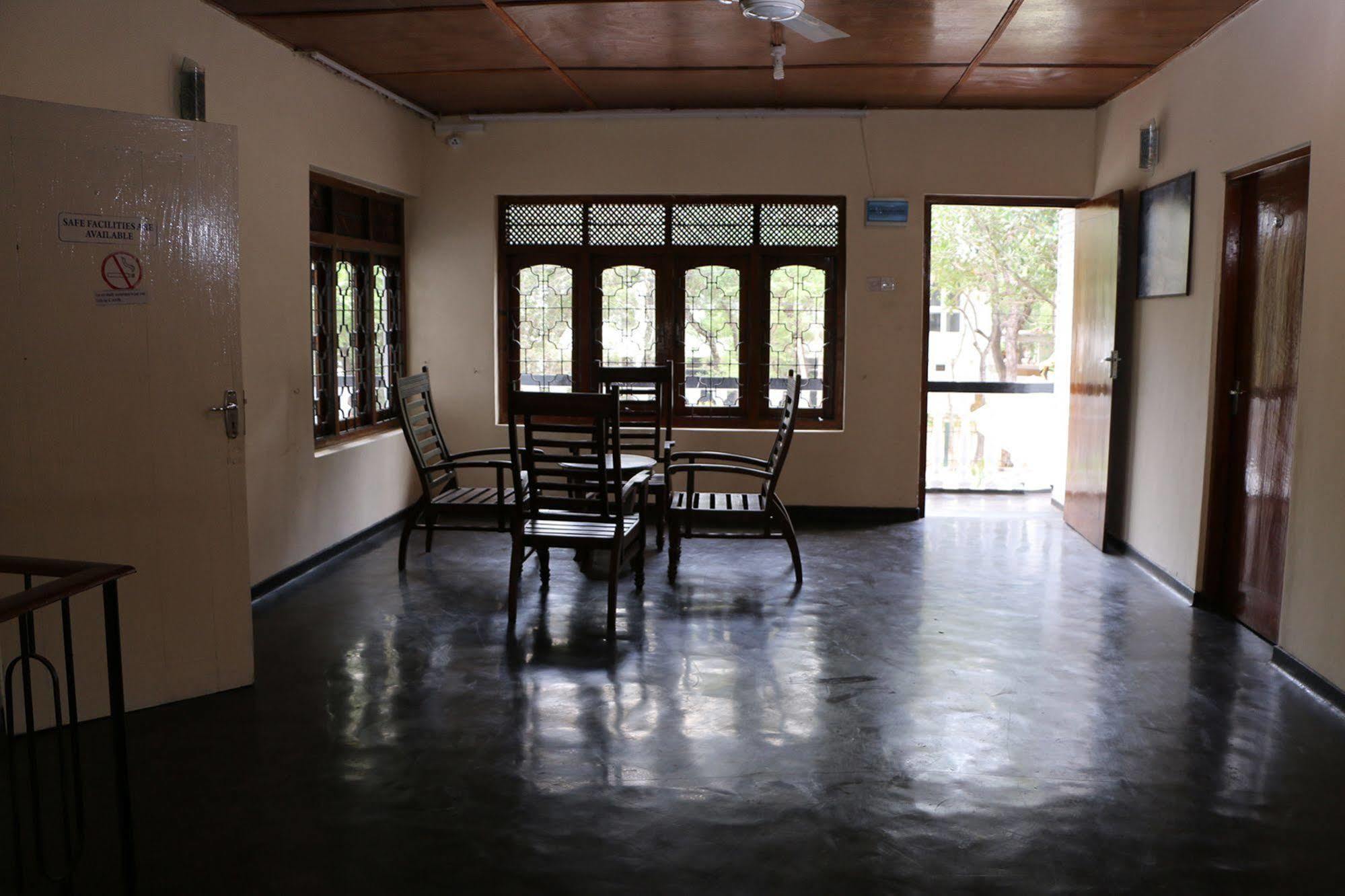 Готель French Garden Tourist Rest Анурадхапура Екстер'єр фото