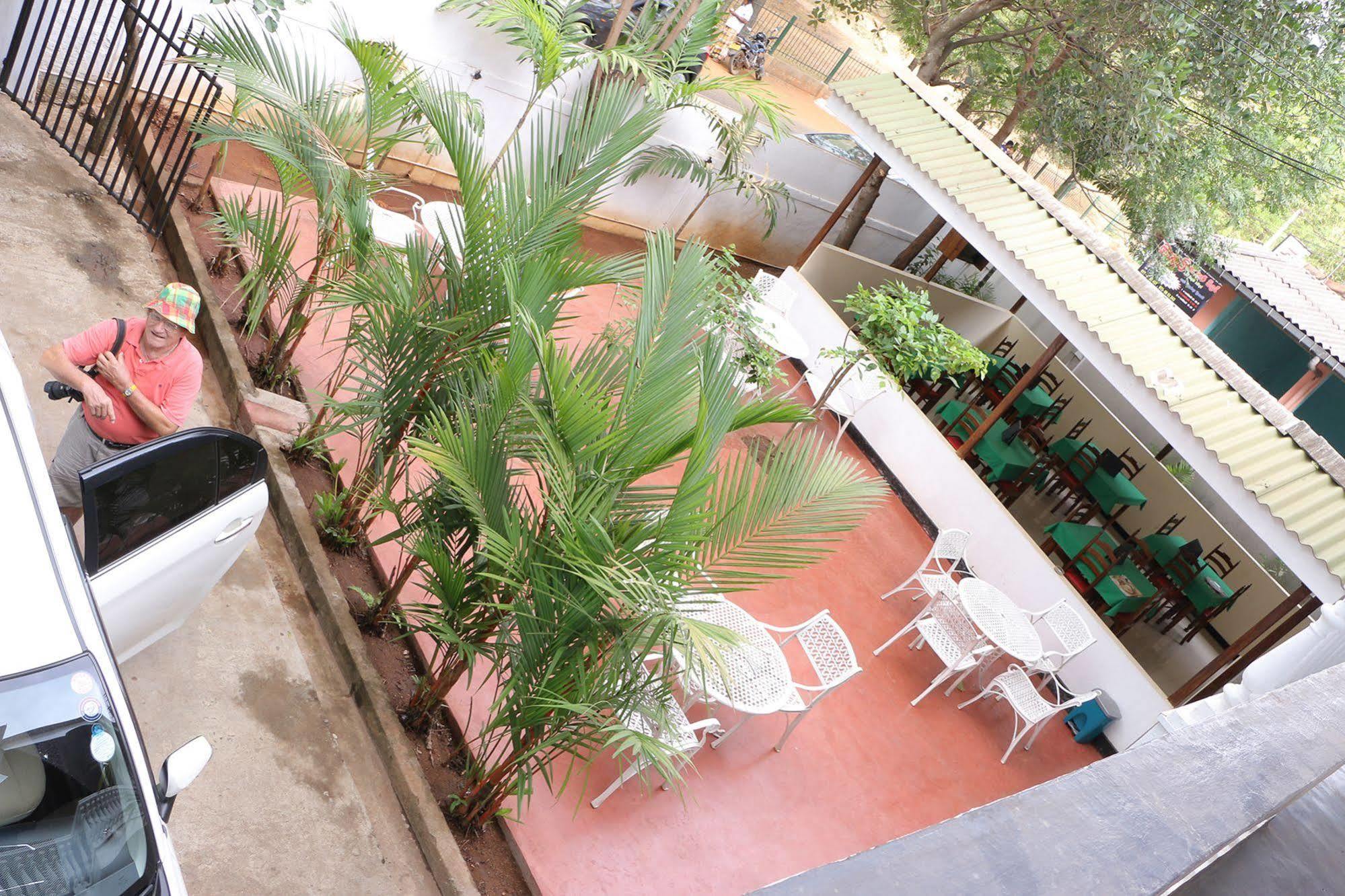 Готель French Garden Tourist Rest Анурадхапура Екстер'єр фото